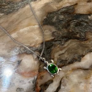 Fashion 🐢Jewelry so pretty with large green stone.